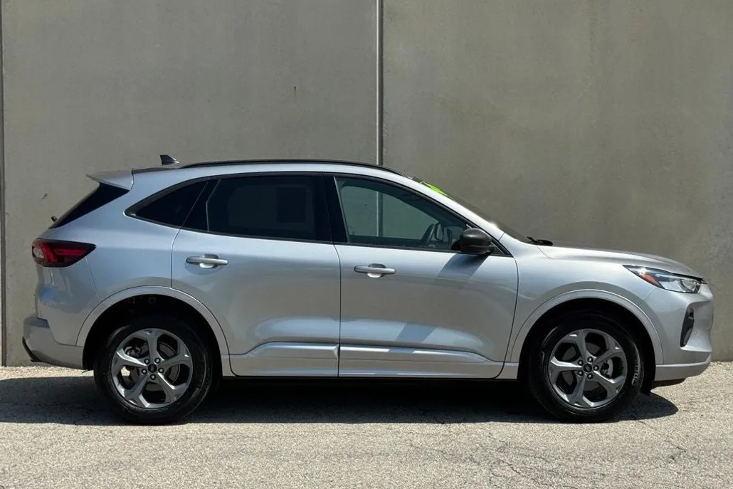 2023 Ford Escape ST-Line photo 1