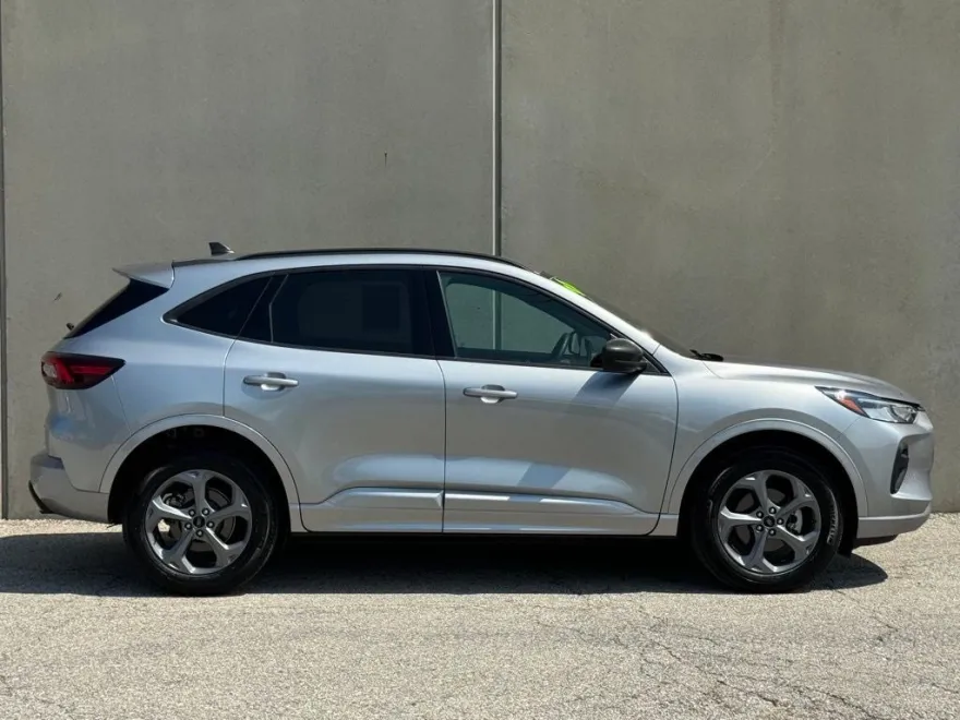 2023 Ford Escape ST-Line photo 1