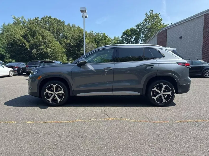 2025 Volkswagen Tiguan SE photo 1