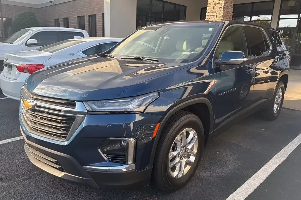 2023 Chevrolet Traverse LS photo 1