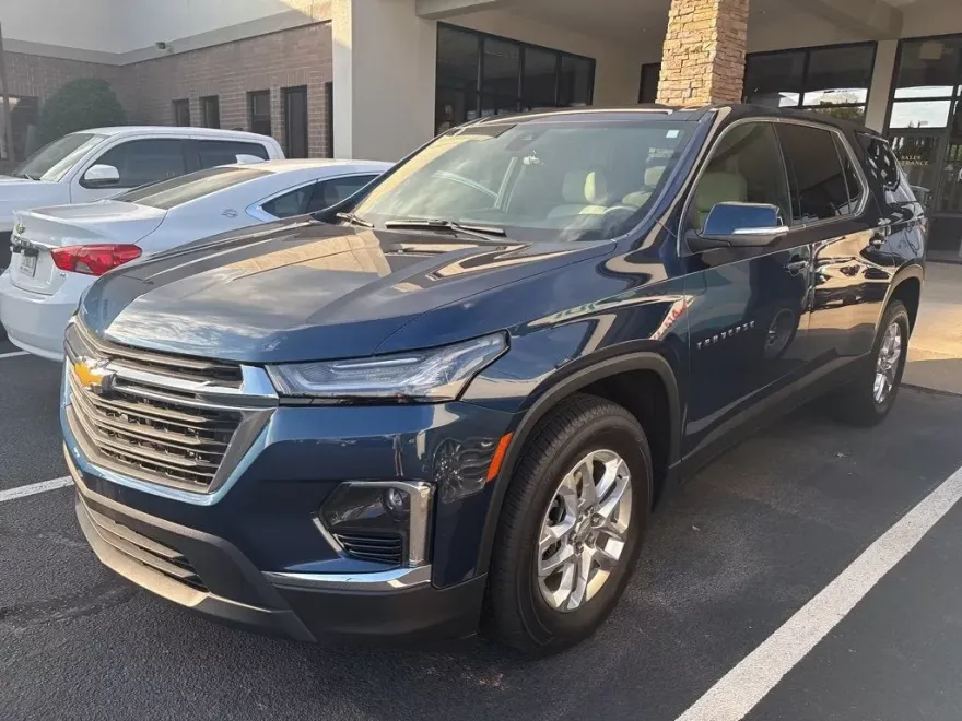 2023 Chevrolet Traverse LS photo 1