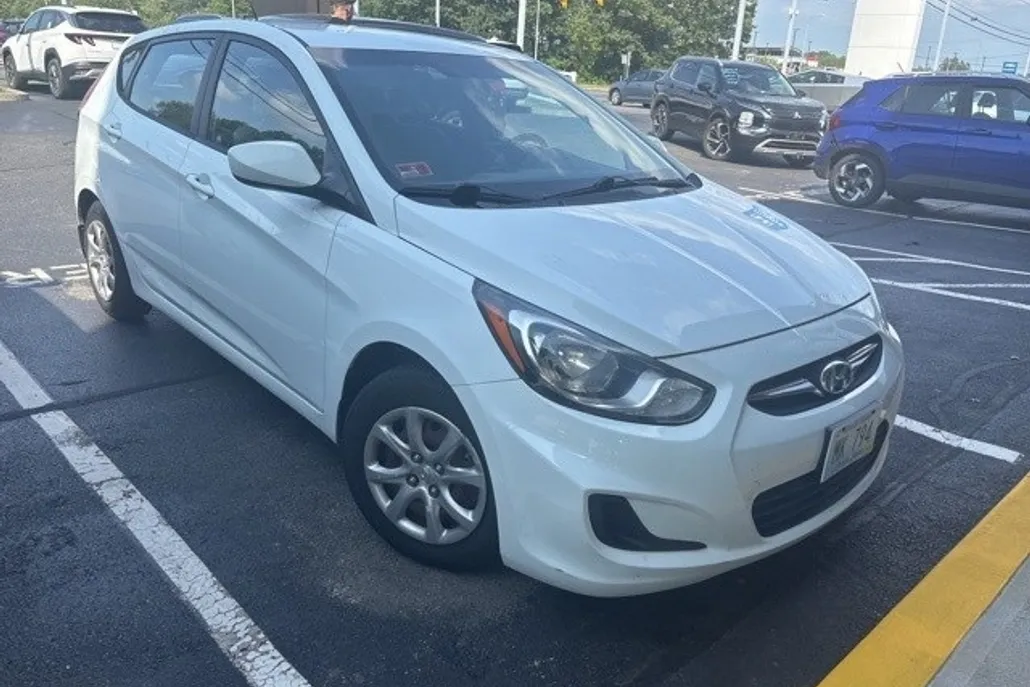 2012 Hyundai Accent GS photo 1