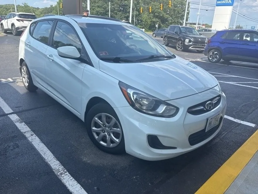 2012 Hyundai Accent GS photo 1