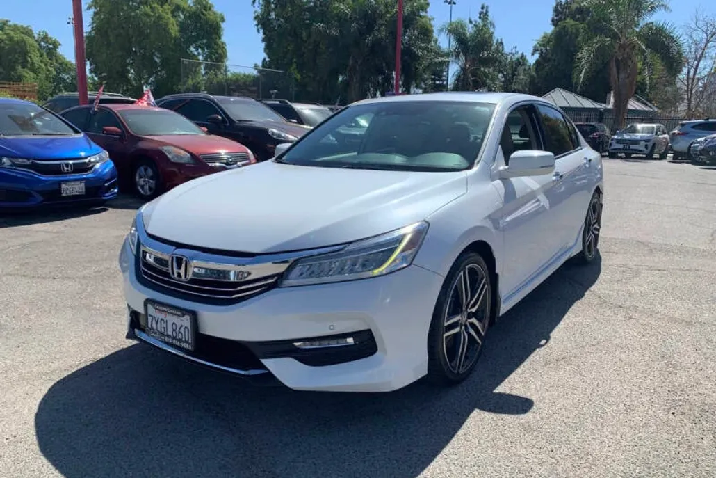 2017 Honda Accord Touring photo 1