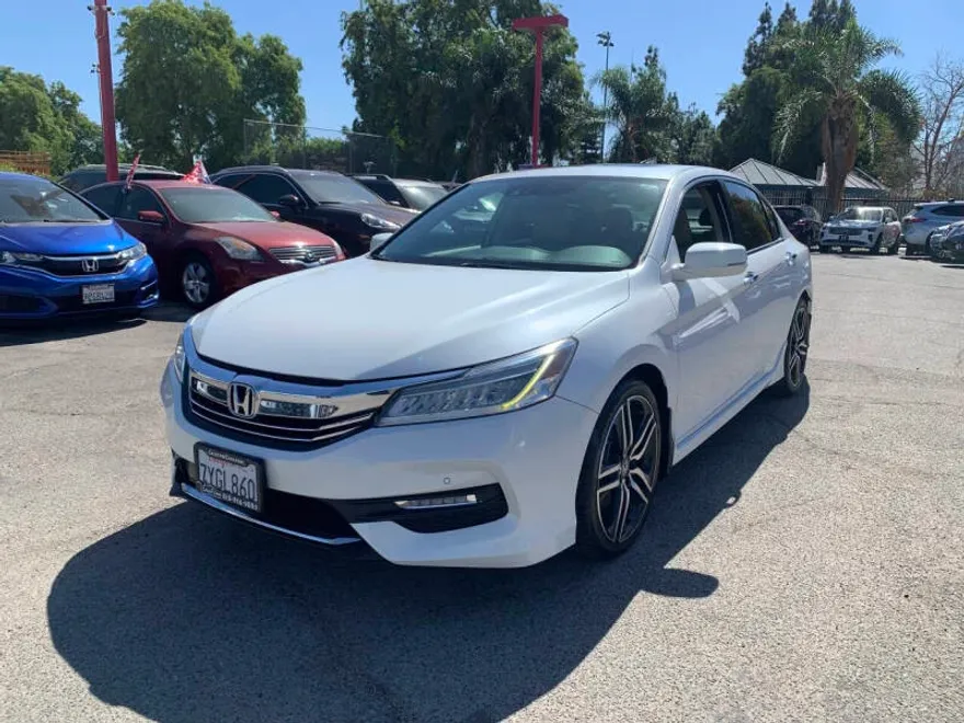 2017 Honda Accord Touring photo 1