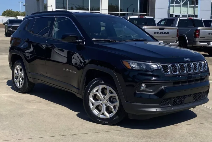 2024 Jeep Compass Latitude photo 1