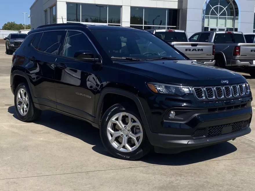 2024 Jeep Compass Latitude photo 1