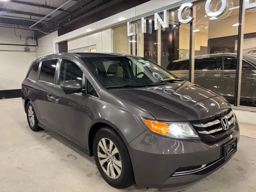 2016 Honda Odyssey SE photo 1