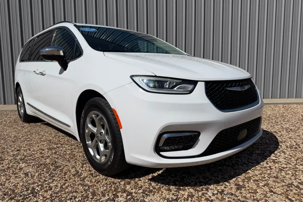 2023 Chrysler Pacifica Limited photo 1