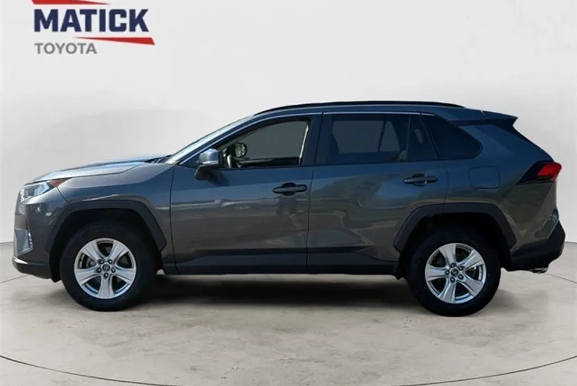 2021 Toyota RAV4 XLE photo 1