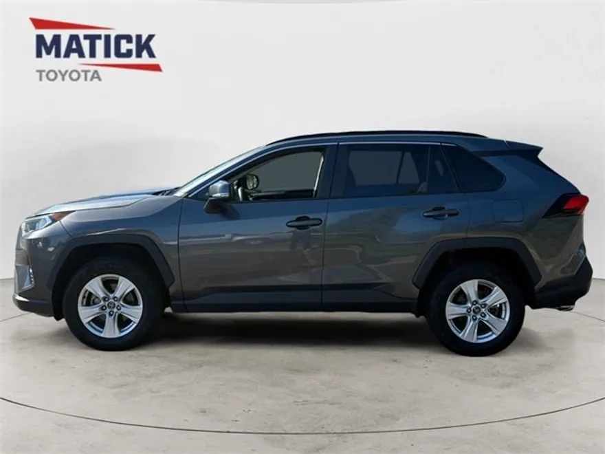 2021 Toyota RAV4 XLE photo 1