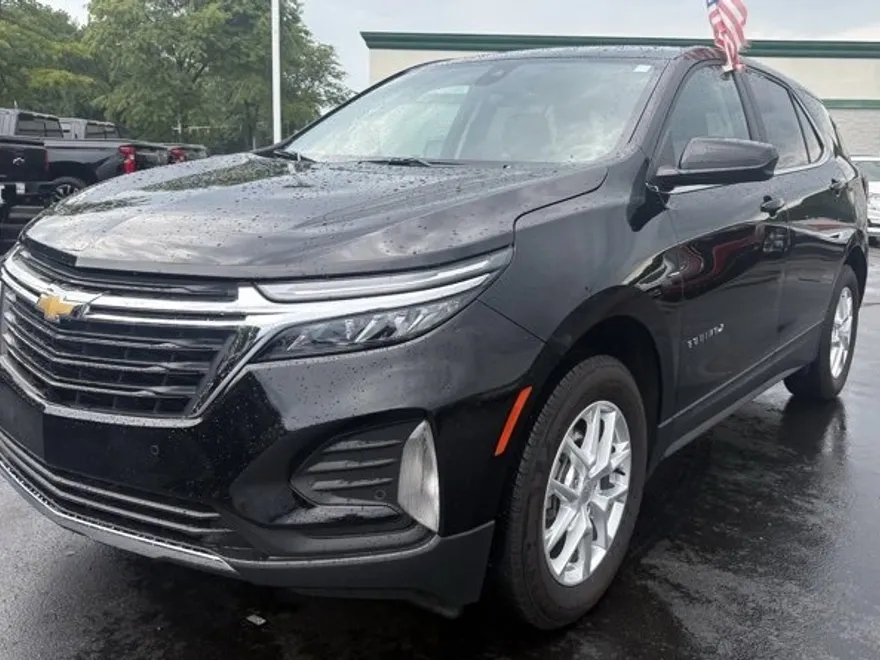 2024 Chevrolet Equinox LT photo 1