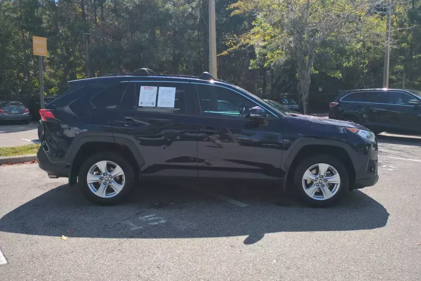 2021 Toyota RAV4 XLE photo 1
