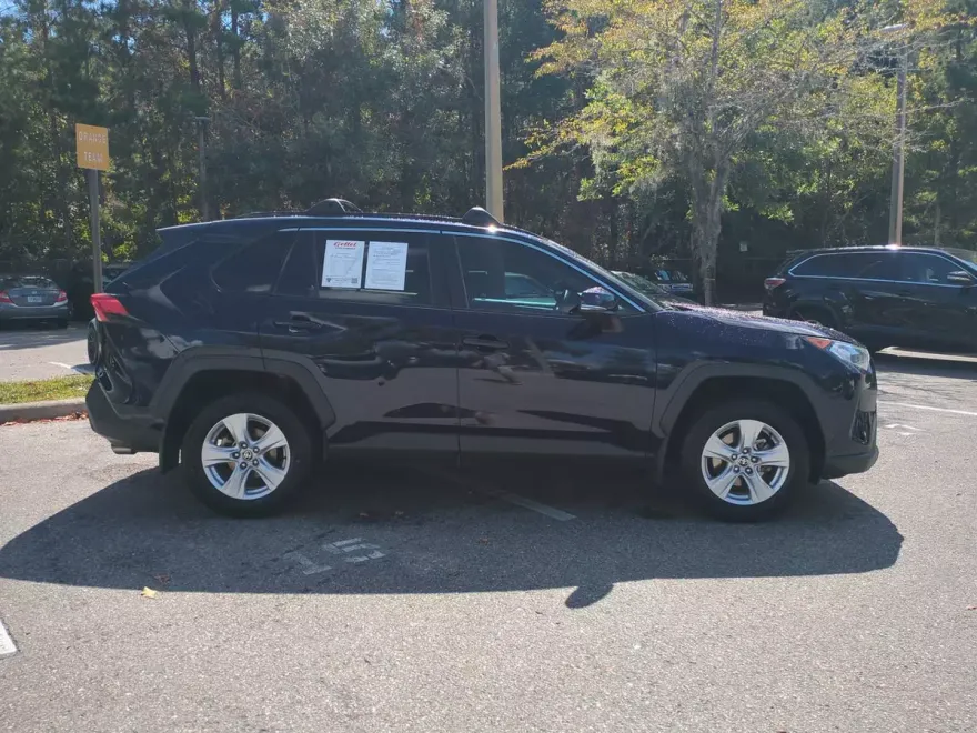 2021 Toyota RAV4 XLE photo 1