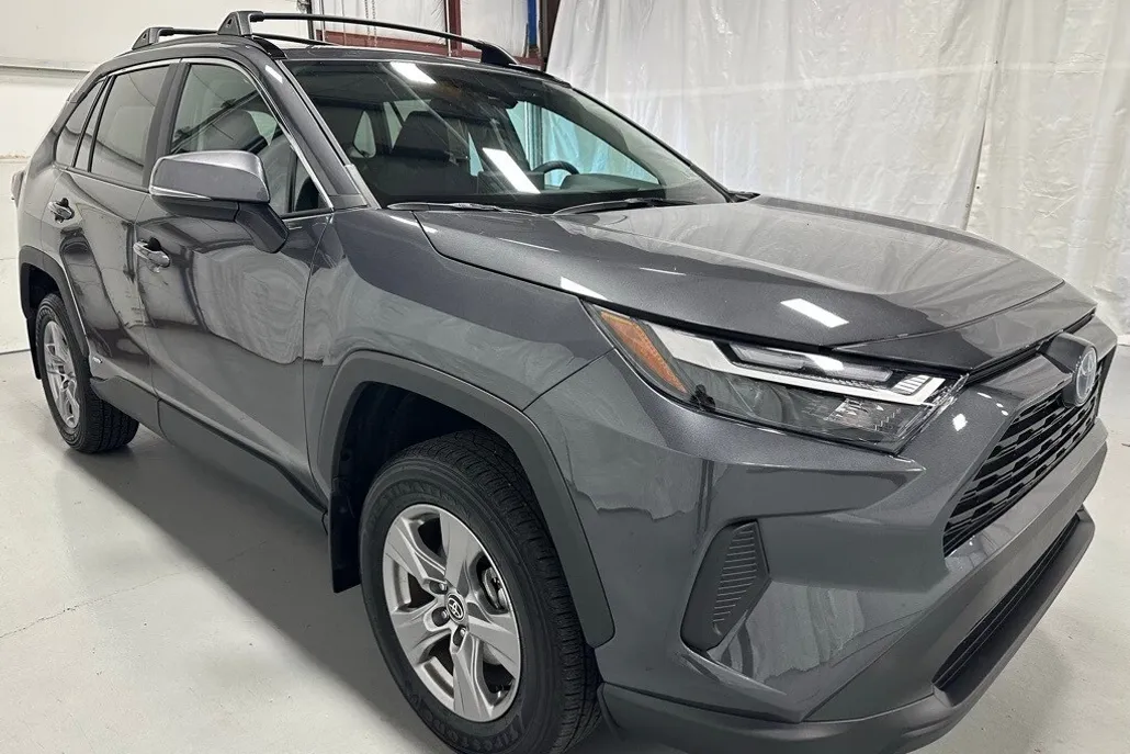 2024 Toyota RAV4 Hybrid XLE photo 1