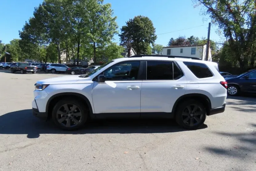 2023 Honda Pilot Sport photo 1