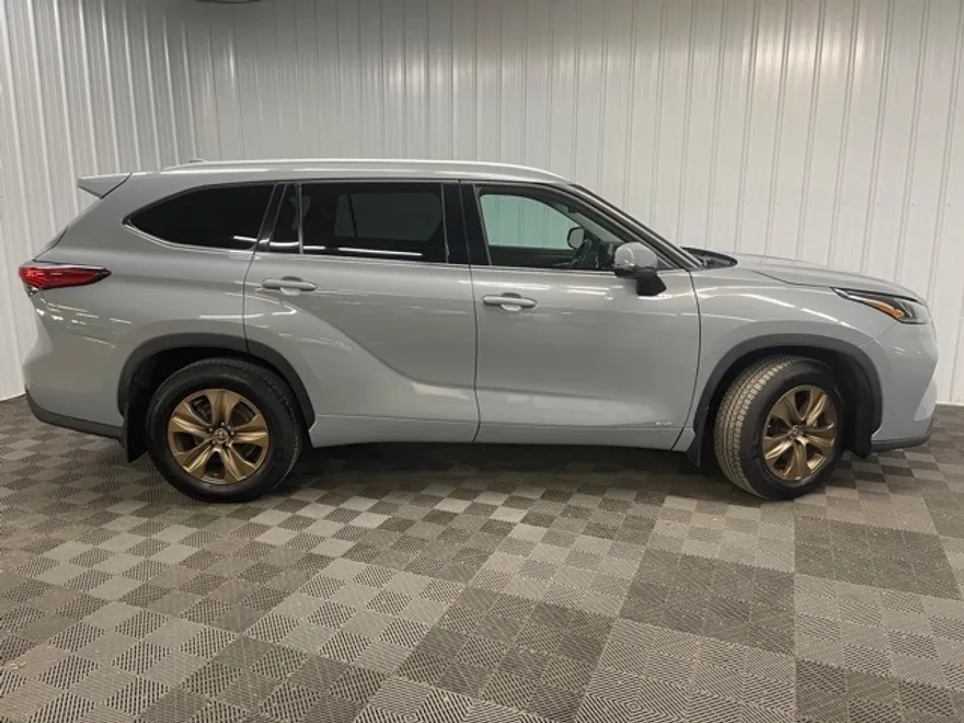 2022 Toyota Highlander Hybrid Bronze Edition photo 1