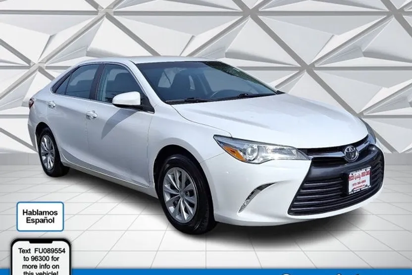2015 Toyota Camry LE photo 1