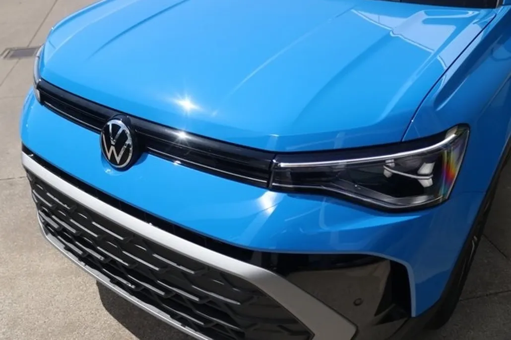 2025 Volkswagen Taos SE photo 1