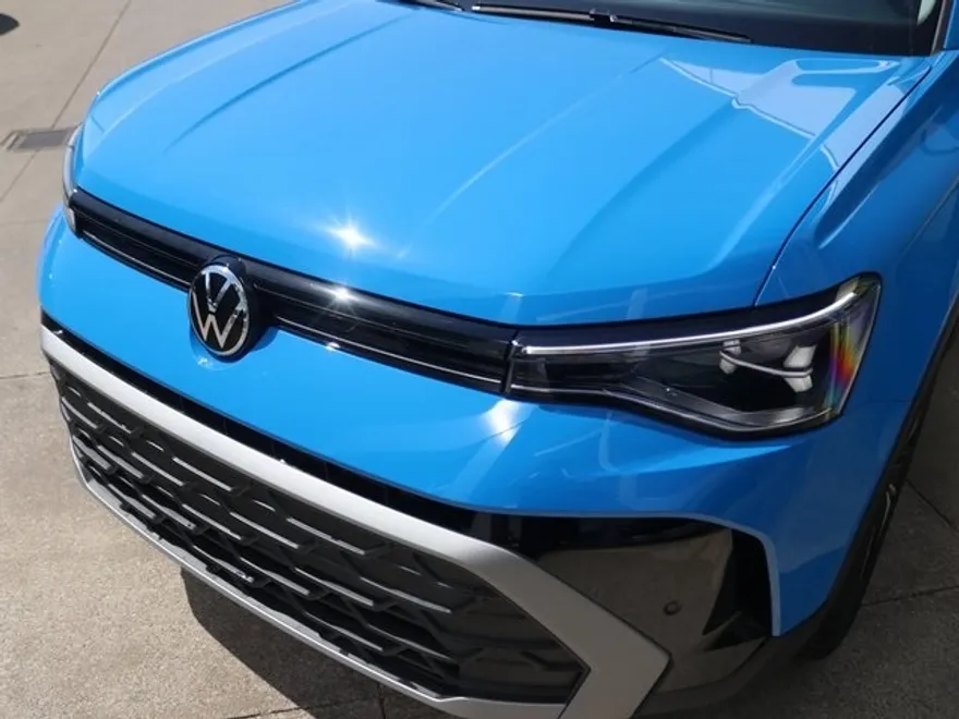 2025 Volkswagen Taos SE photo 1