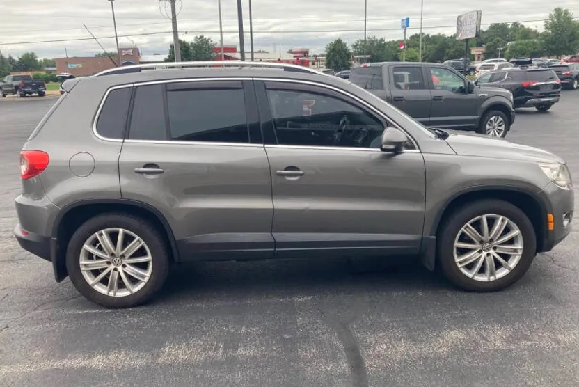 2010 Volkswagen Tiguan SEL photo 1