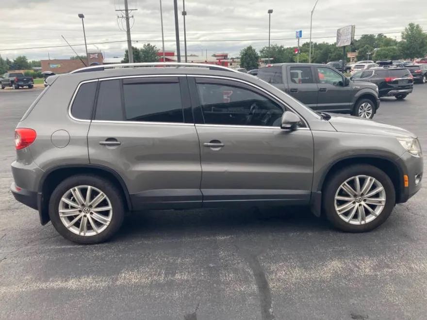 2010 Volkswagen Tiguan SEL photo 1