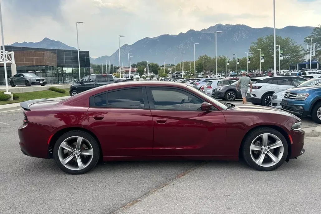 2017 Dodge Charger SE photo 1