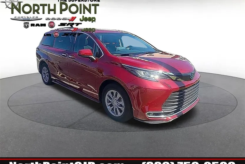 2022 Toyota Sienna XLE photo 1