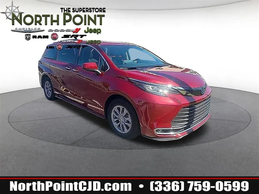 2022 Toyota Sienna XLE photo 1