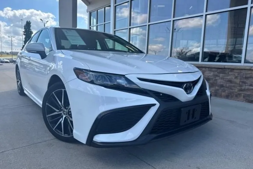 2024 Toyota Camry SE photo 1