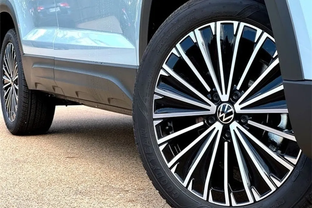 2025 Volkswagen Taos SE photo 1