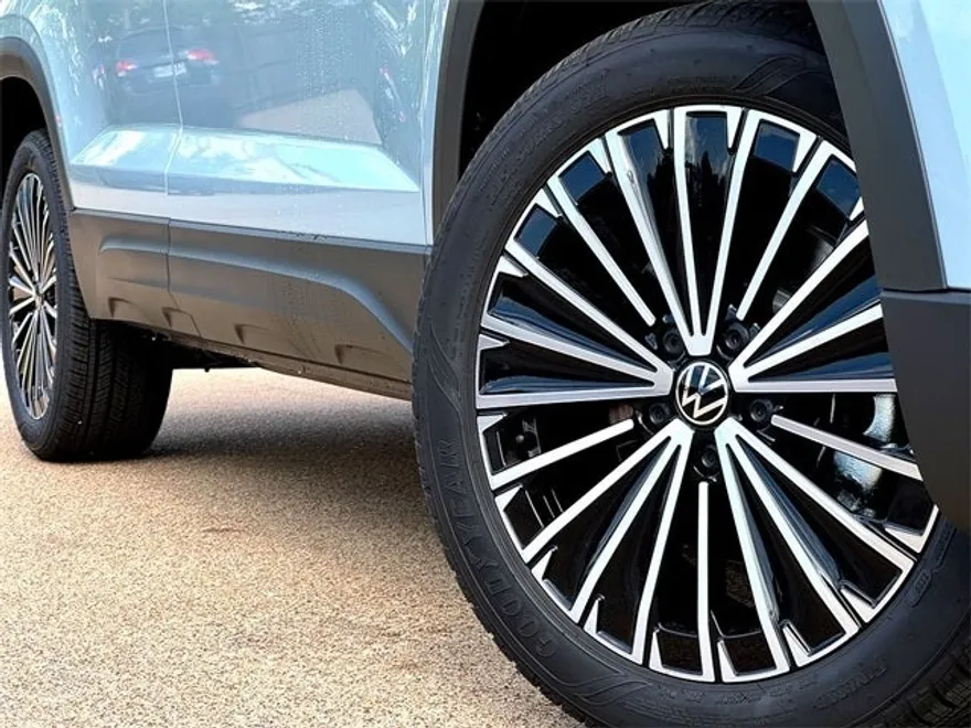 2025 Volkswagen Taos SE photo 1