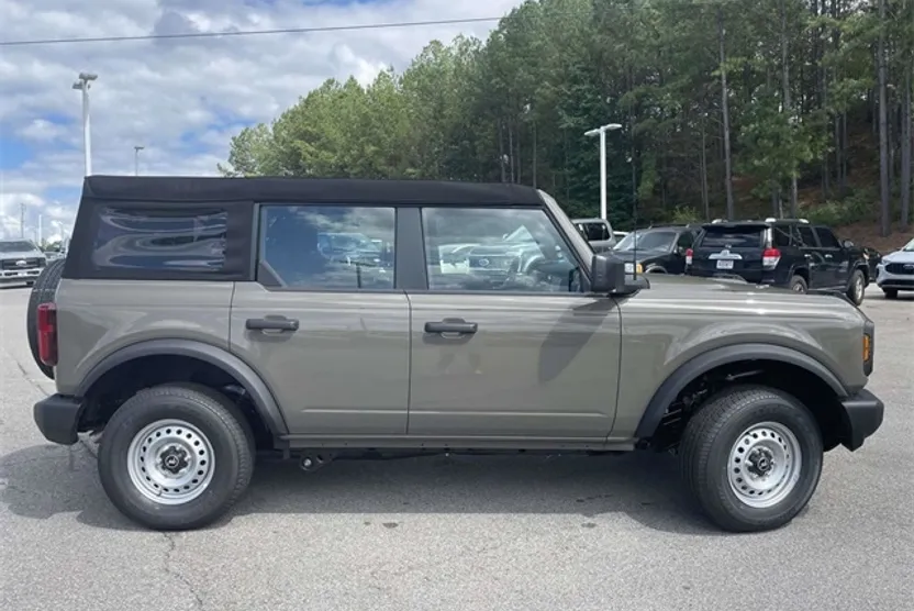 2025 Ford Bronco Base photo 1