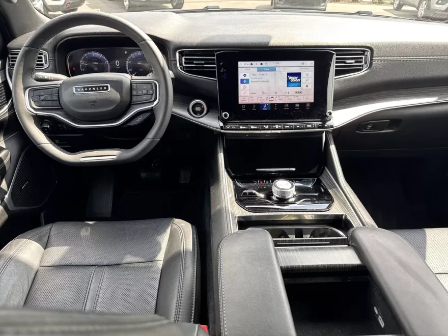 2023 Jeep Wagoneer L Series II photo 1
