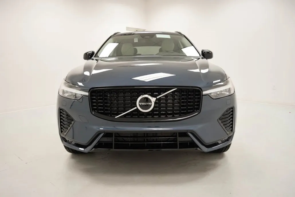 2025 Volvo XC60 B5 Core photo 1