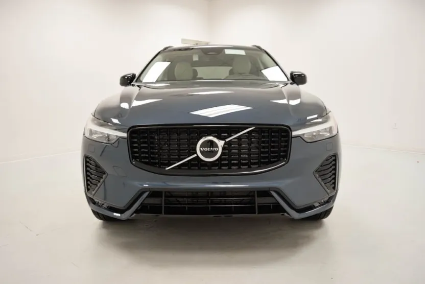 2025 Volvo XC60 B5 Core photo 1