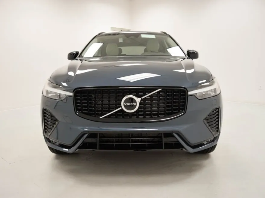 2025 Volvo XC60 B5 Core photo 1