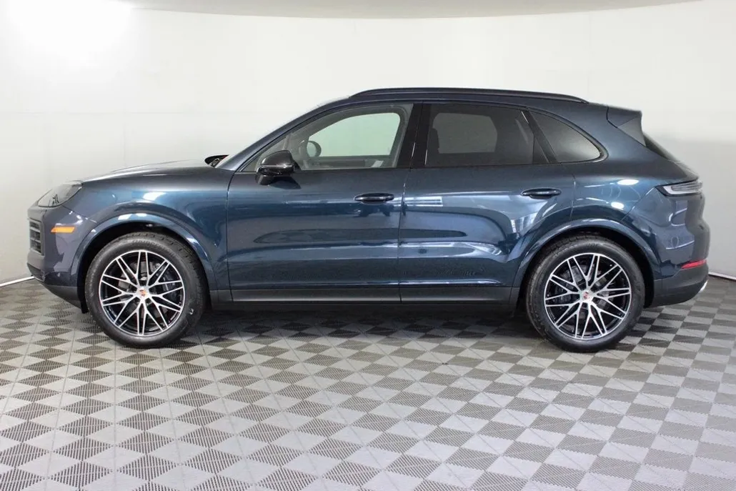 2025 Porsche Cayenne Base photo 1