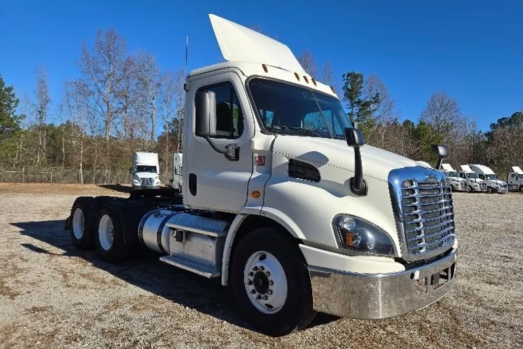 2019 Freightliner Cascadia 113" sleeper cab photo 1