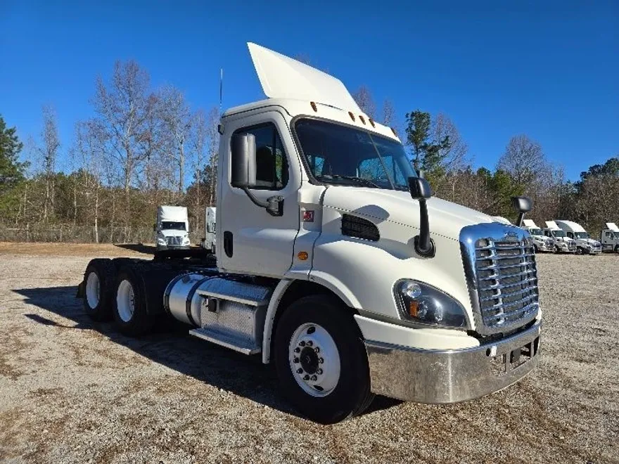 2019 Freightliner Cascadia 113" sleeper cab photo 1