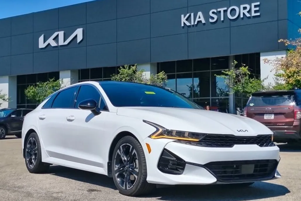 2022 Kia K5 GT-Line photo 1