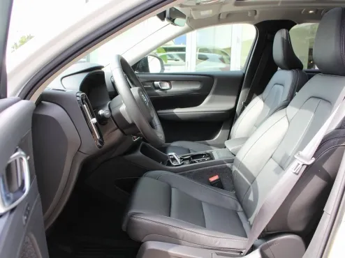 2025 Volvo XC40 Plus photo 4