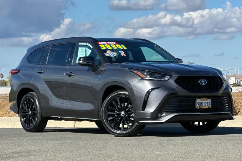 2023 Toyota Highlander L photo 1