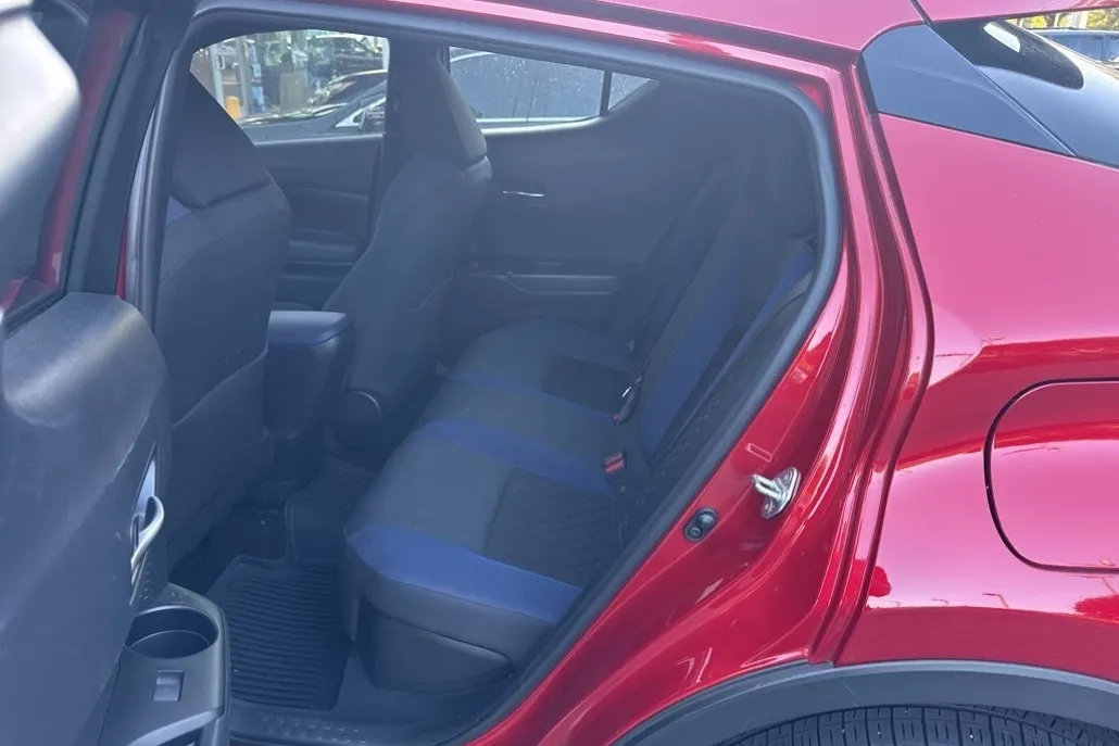 2021 Toyota C-HR XLE photo 1