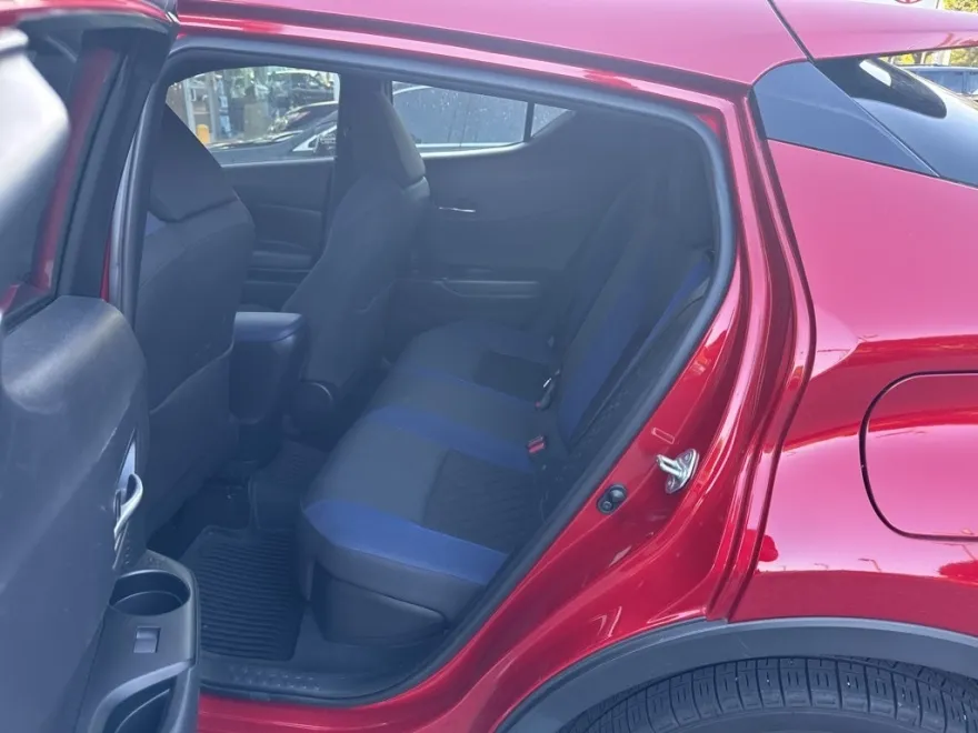 2021 Toyota C-HR XLE photo 1