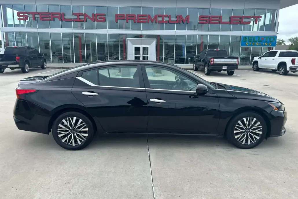 2023 Nissan Altima 2.5 SV photo 1