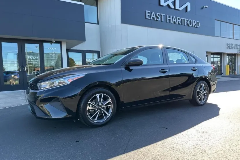 2023 Kia Forte LXS photo 1