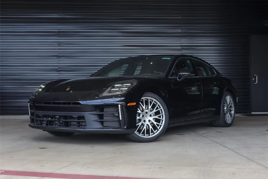 2025 Porsche Panamera 4 photo 1