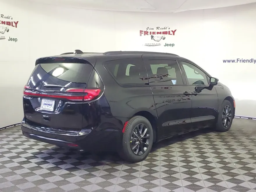 2025 Chrysler Pacifica photo 1
