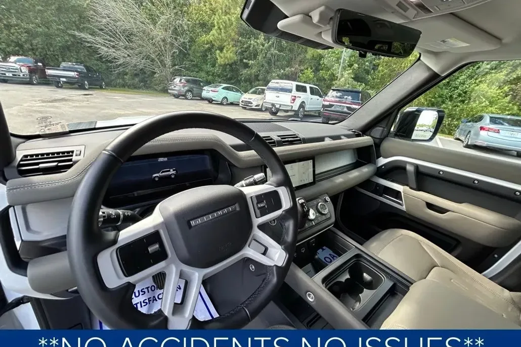 2020 Land Rover Defender SE photo 1